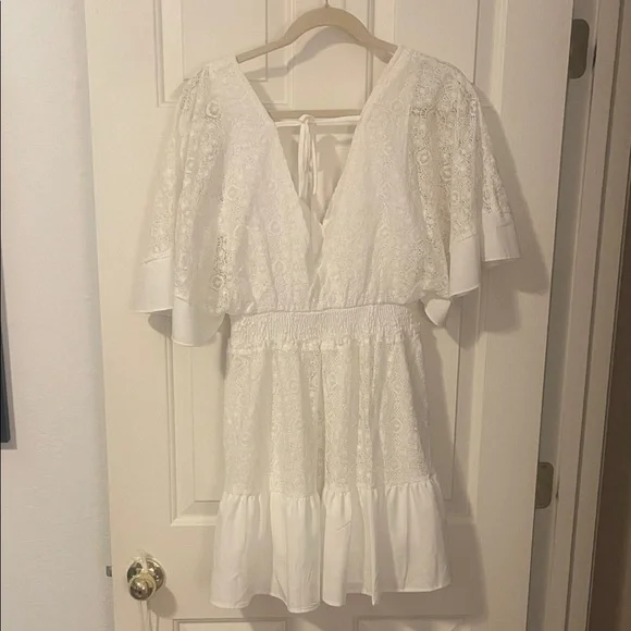 Elegant White Lace Women Top - Picture 3 of 3